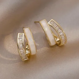 Brincos dourado com pérola & decoração de strass