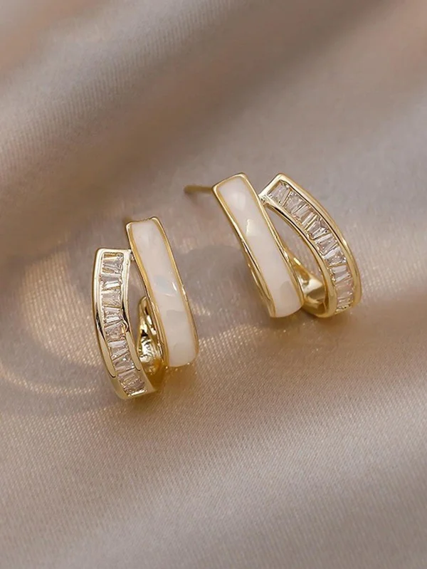 Brincos dourado com pérola & decoração de strass